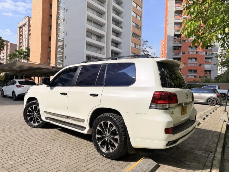 Renta de camionetas blindadas Medellin - Toyota Sahara 4x4 blindada disponible