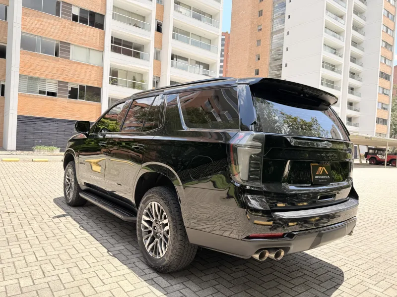 Interior Chevrolet Tahoe Blindada — asientos en cuero y tecnología premium
