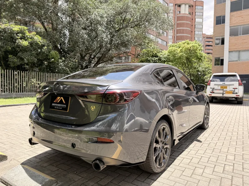 Mazda 3 Grand Touring 2017 Machine Gray — sedán ejecutivo Medellín