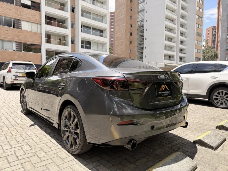Interior Mazda 3 Grand Touring — cuero, HUD y audio Bose