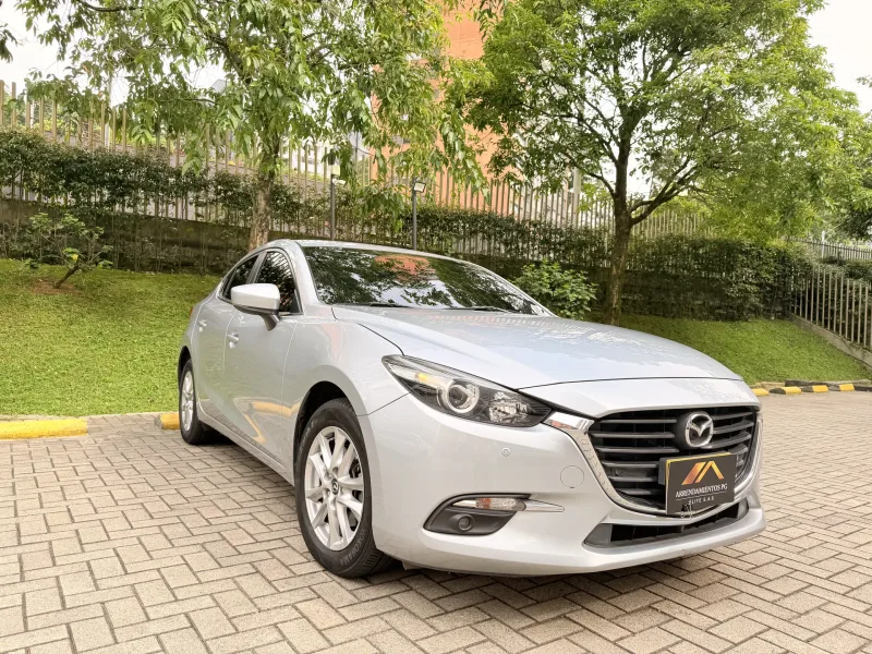 Mazda 3 Touring 2018 gris - sedán ejecutivo económico