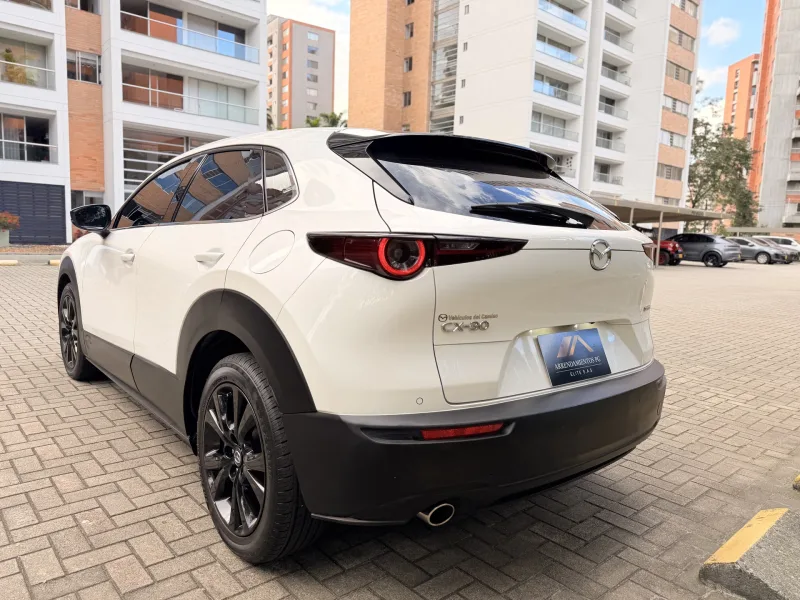Mazda CX-30 Híbrida 2023 blanca — detalle interior