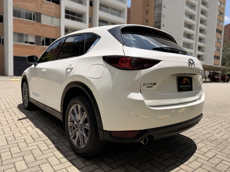 Interior Mazda CX-5 - cuero, Bose y Head-Up Display