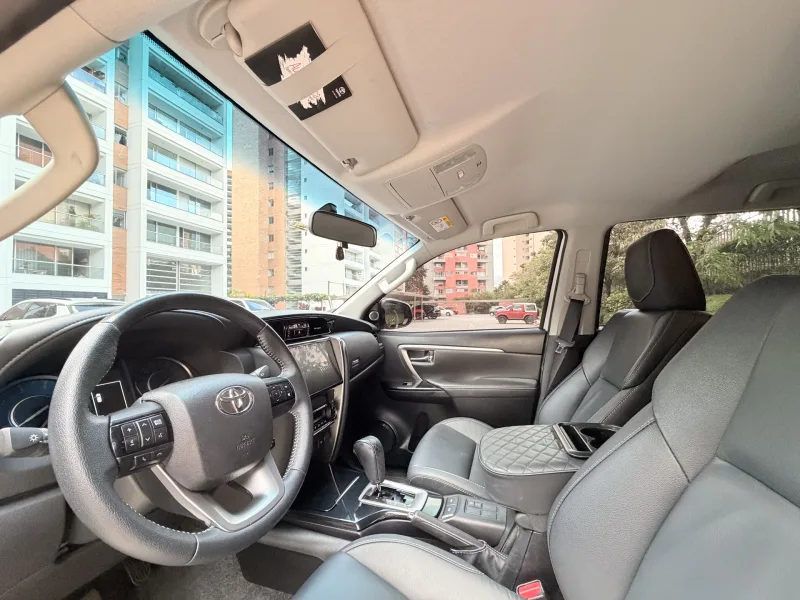 Toyota Fortuner Diésel Blanca 2024 — SUV 4x4 para Medellín