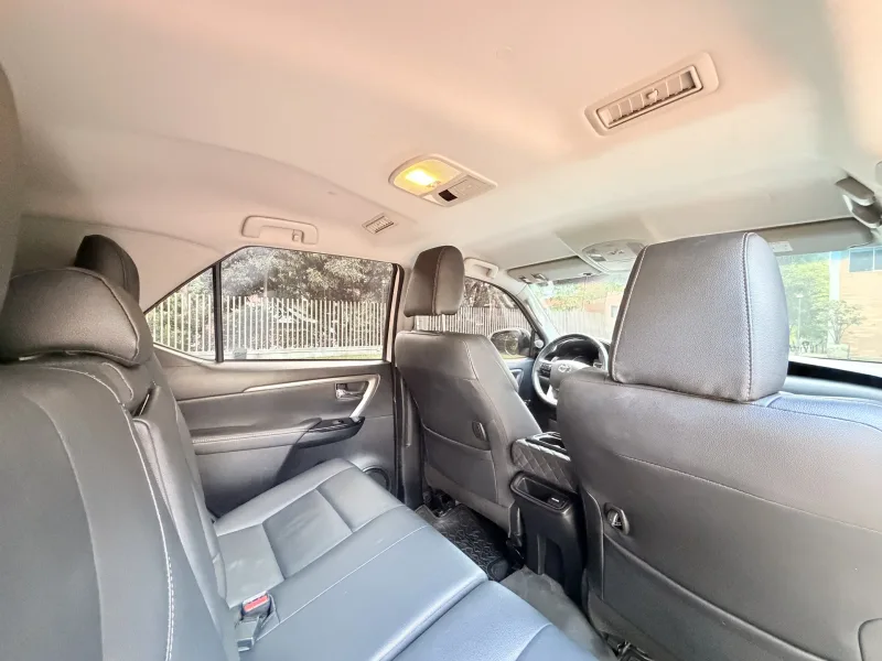 Interior Toyota Fortuner 2024 — 7 pasajeros y tapicería cuero