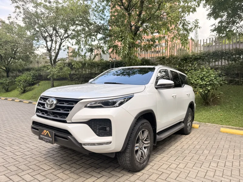 Alquiler Toyota Fortuner Diésel Blanca 2024 en Medellín