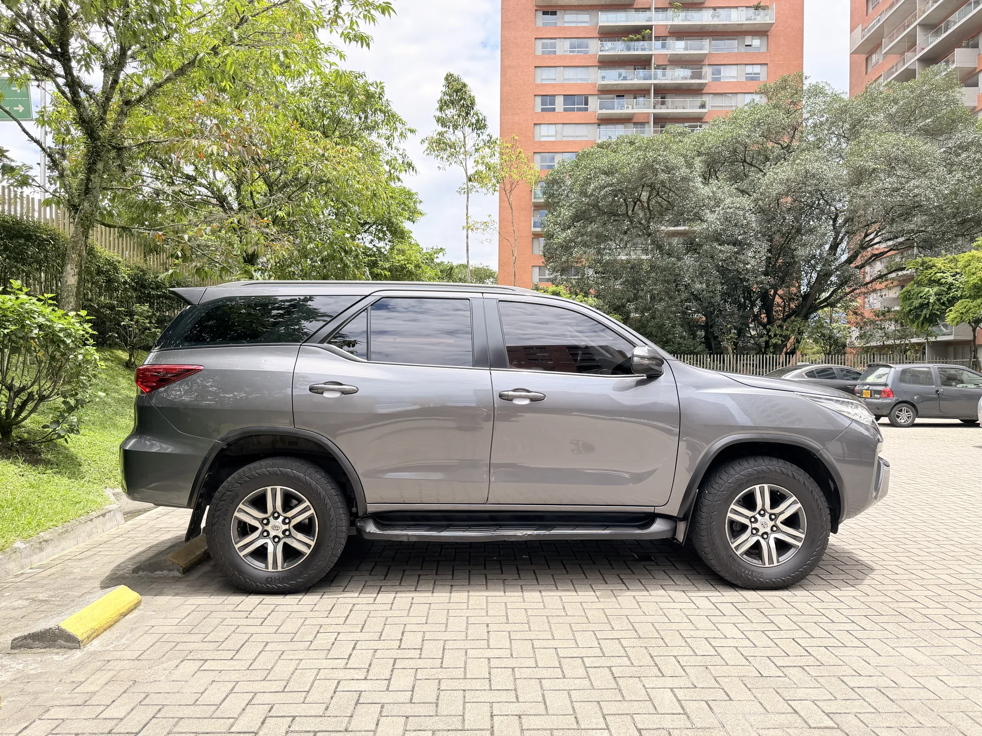 Toyota Fortuner Diesel Gray 2020 photo 4